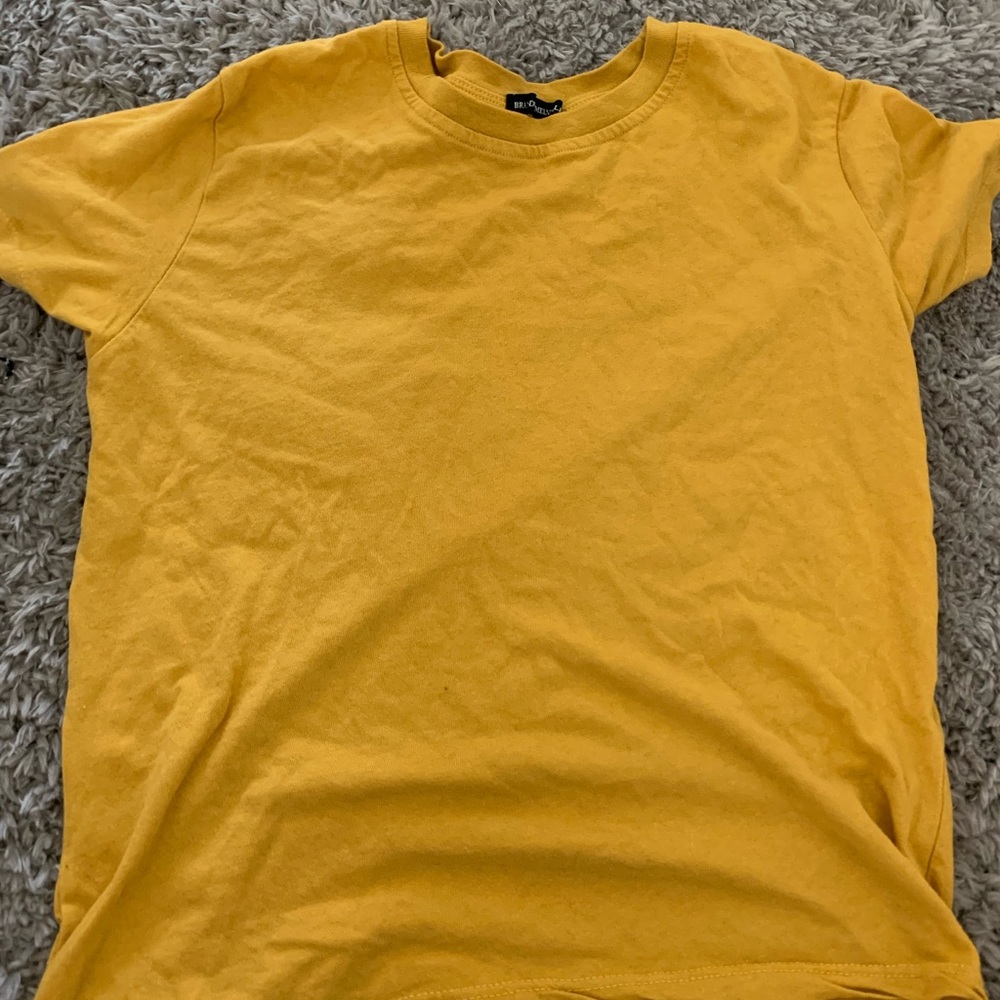 Comfy and cute mustard color brandy melville top
